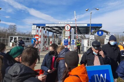 Un caransebeşean cu ajutoare în Vama Sighet: „Atmosfera e liniştită. Cei mai mulţi refugiaţi vor să plece în Cehia şi Slovacia, dar mai ales în Italia”