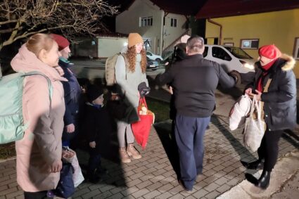 Cinci femei şi un copil din Ucraina au plecat din Caransebeş spre Cracovia