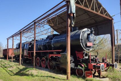La Caransebeş, Locomotiva de război şi Vagonul regal, trase pe linie moartă