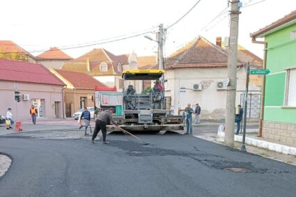 Se repară străzile la Caransebeş