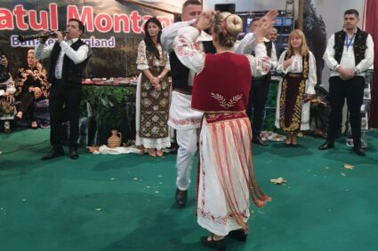 Dansatorii de la „Junii Gugulani” din Caransebeş, la Târgul de Turism al României