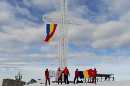 Salvamontiştii cărăşeni au arborat un drapel imens pe Crucea de pe Muntele Mic
