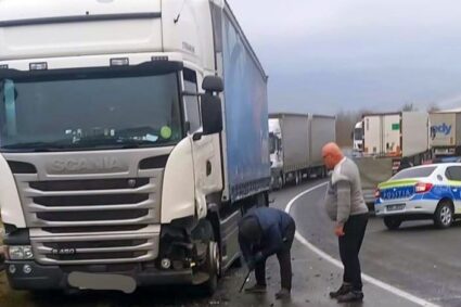 Maşină de poliţie implicată într-un accident între Teregova şi Armeniş