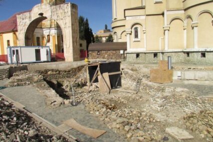 Ruinele Bisericii medievale din centrul Caransebeşului, în plină transformare