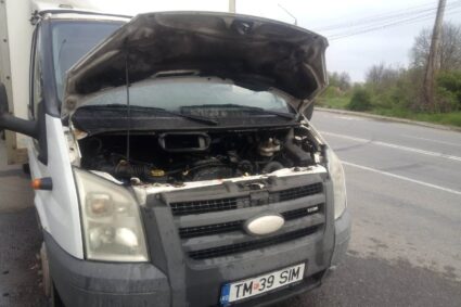O maşină a luat foc la Caransebeş