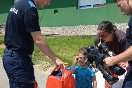 Jandarmii caransebeşeni, în sprijinul unui tată cu cinci copii a cărui casă a fost distrusă într-un incendiu