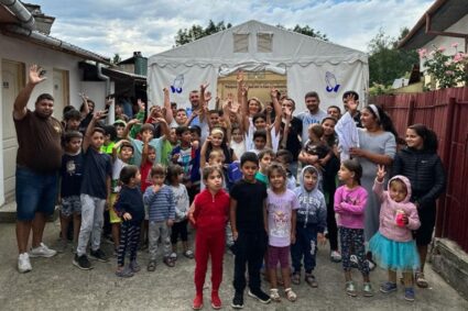 Jandarmii şi „Cuib de Vise” au oferit peste 100 de porţii de mâncare copiilor mai puţin norocoşi din Caransebeş