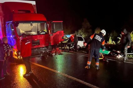 Grav accident de circulaţie pe DN 6, la Armeniş. Un TIR s-a ciocnit frontal cu un autoturism
