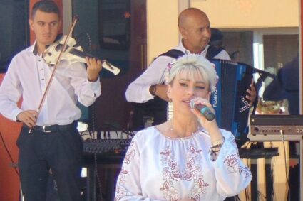 Ramona Viţa şi Titian Puichiţă le-au cântat bătrânilor de la Sacu, de ziua lor