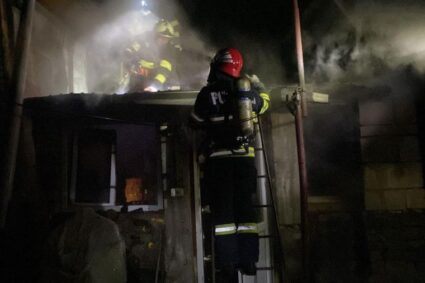 Noapte de foc pentru pompierii caransebeşeni, după un incendiu la Prisian