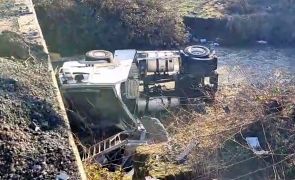 Accident mortal pe DN 6, lângă Buchin,  în ziua de Crăciun! Şoferul, un cetăţean turc, a căzut cu autoutilitara în albia pârâului Cârpa