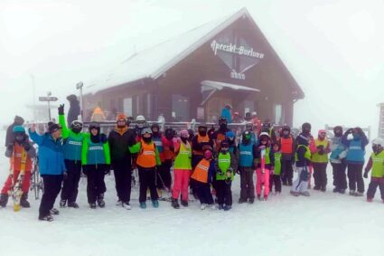 35 de copii, aventură de iarnă pe Muntele Mic