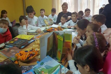 Elevii au citit împreună la Biblioteca din Caransebeş