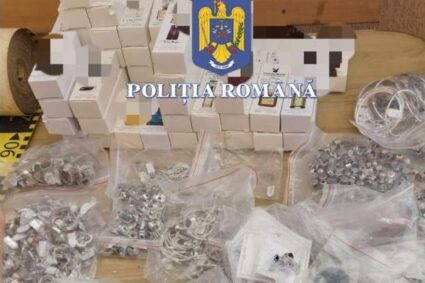 Evaziune fiscală, contrabandă și mărfuri contrafăcute, la Oţelu Roşu. Poliţiştii au confiscat bijuterii, îmbrăcăminte, parfumuri şi ţigări