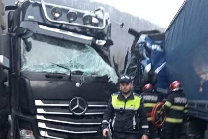 Grav accident de circulaţie, cu trei autocamioane, pe DN 6, între Teregova şi Armeniş. Doi şoferi au ajuns la spital