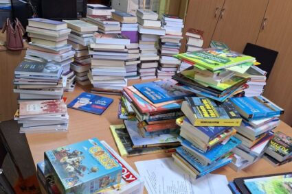 Jos pălăria! Donaţie de 700 de cărţi pentru Biblioteca din Caransebeş