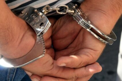 Bărbat bătut de două persoane cu cagule, într-un local din Caransebeş. Agresorii, din Iaz, în arest pentru 30 de zile