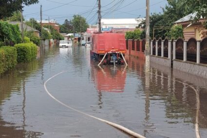 Pompieri caransebeşeni la inundaţiile din judeţul Galaţi