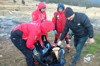 Cioban carbonizat, descoperit de salvamontiştii de pe Muntele Mic, în propria stână