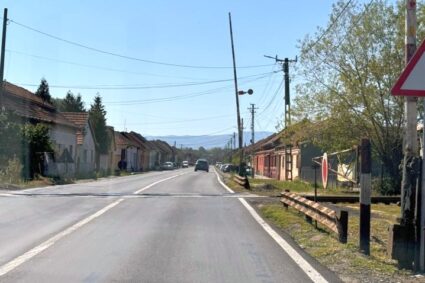 Lucrările la calea ferată Caransebeş – Oţelu Roşu deviază şi restricţionează circulaţia rutieră