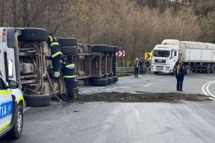 TIR răsturnat între Teregova și Domașnea