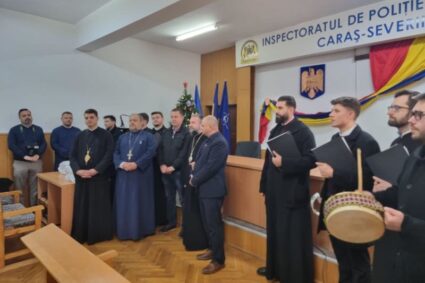 Colindătorii de la Episcopia Caransebeșului, la polițiștii cărășeni