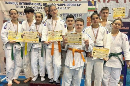 Șapte medalii pentru tinerii judokani caransebeșeni, la Turnu Severin