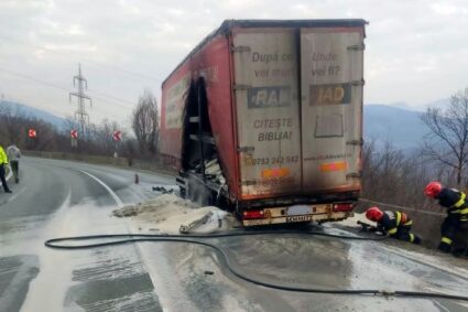 Un autotren cu îngrășaminte a luat foc pe DN 6, lângă Plugova