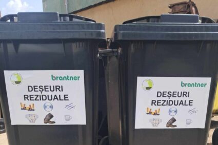 Se distribuie containere pentru deșeuri în satul 23 August, comuna Zăvoi