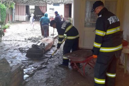 Pompierii caransebeșeni, intervenție alături de colegii lor, după viitura de la Dalboșeț