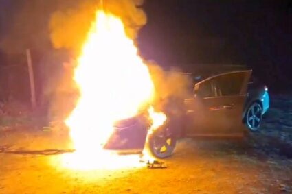 Mașină în flăcări, la ieșirea din Reșița spre Caransebeș. Cei doi adulți și minorul s-au autoevacuat în siguranță