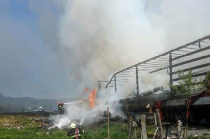 Incendiu la un TIR care transporta butelii, între Armeniș și Teregova