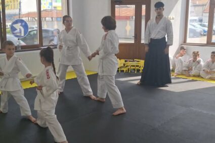 După mai bine de 30 de ani, Karate-do revine la Caransebeș prin grija lui sensei Gabriel Dobromirescu (centură neagră – 6 DAN) de la Clubul „Asahi Dojo”
