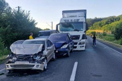 Accident cu șase autovehicule pe DN 6, la Cornea